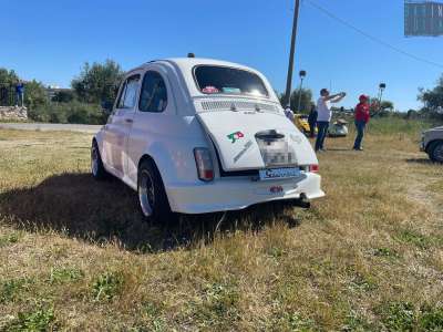 Alla carrozzeria � stato aggiunto un kit estetico in vetroresina che comprende paraurti anteriore e posteriore e parafanghi allargati